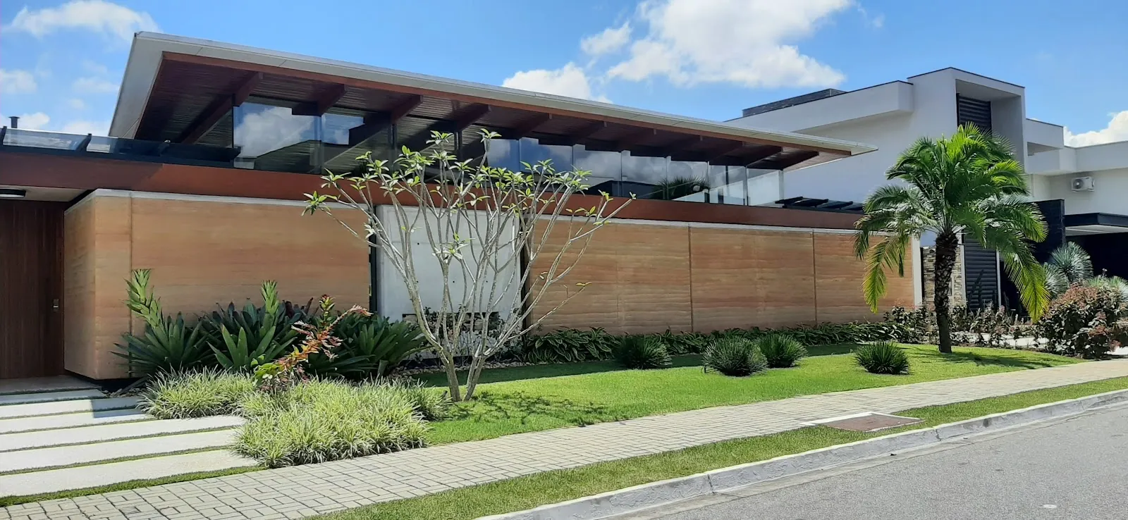 Jardim de condomínio executado com material da Companhia das Plantas